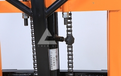 手動(dòng)液壓堆高車怎么加油？